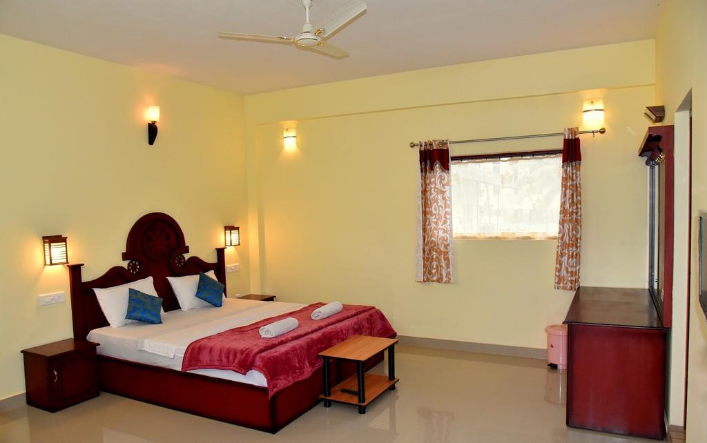 טקאדי Jungle Palace Homestay חדר תמונה