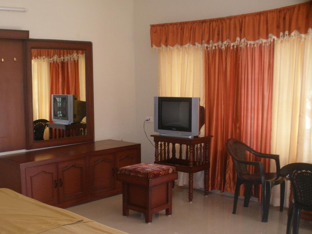 טקאדי Jungle Palace Homestay חדר תמונה
