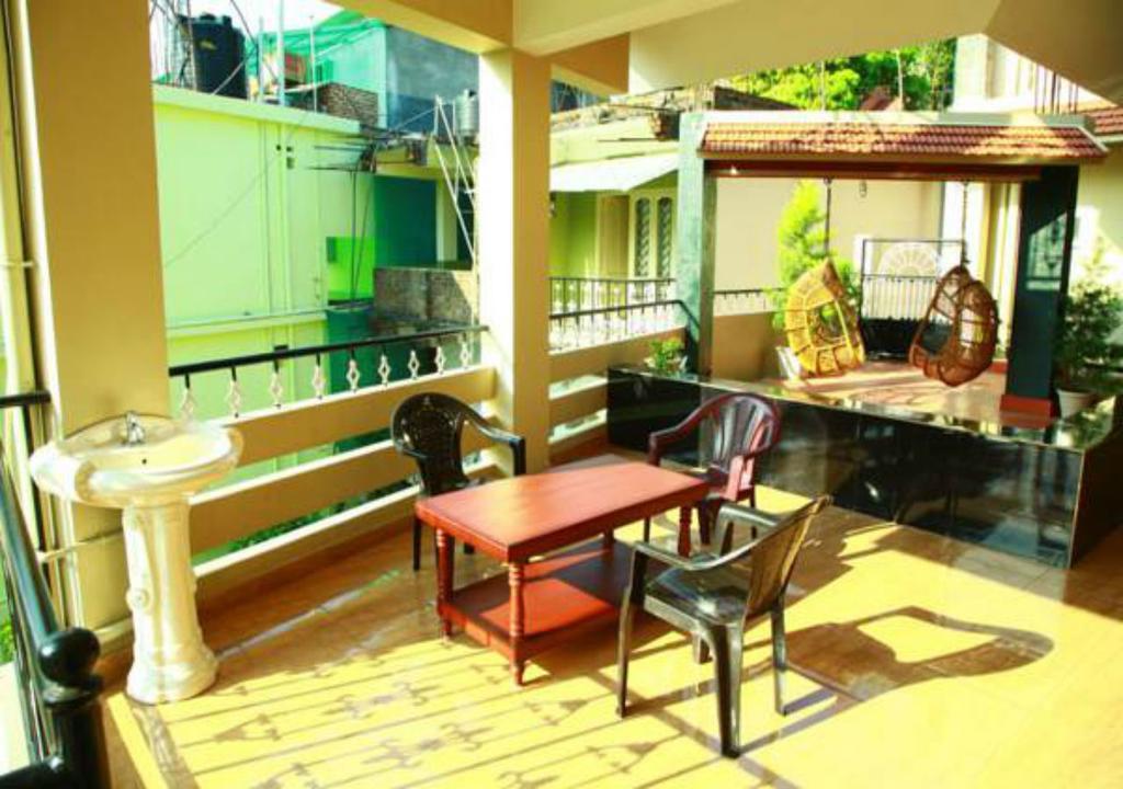 טקאדי Jungle Palace Homestay מראה חיצוני תמונה
